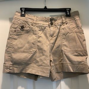 One5One size 8 beige shorts